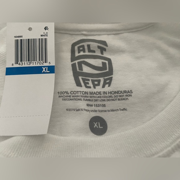 (Unisex) NWT m- Salt ‘N Pepa T-Shirt - Picture 2 of 2